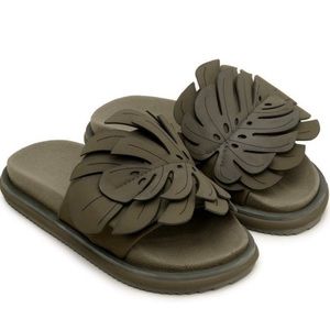 Farm Rio NWOT Monstera Leaf Slide Sandal - Size 36